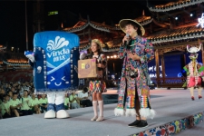 纸为载体绣传千年！贵州村T上演国内首场纸艺苗绣非遗时尚大秀