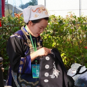 多彩贵州游·非遗伴你行 | 赏风光品非遗，荔波小七孔景区持续火爆