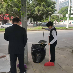 农发行贵州榕江县支行积极参与“我为村超环境干点啥”活动