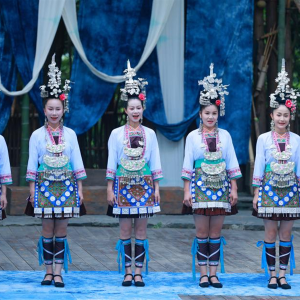 岜沙苗寨上演文化盛宴：传统成人礼与潮流村 T 秀共谱民族新篇