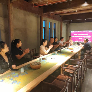 电影《泪不轻弹》筹备组走进贵州囍村采风