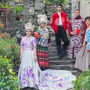 贵州云峰屯堡“村T”大秀上演：时尚跃动六百年古巷  民族共绘融合新画卷