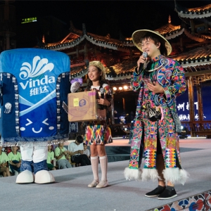 纸为载体绣传千年！贵州村T上演国内首场纸艺苗绣非遗时尚大秀